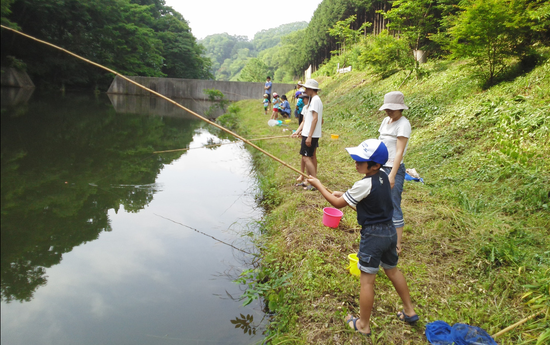 渓流で魚釣り